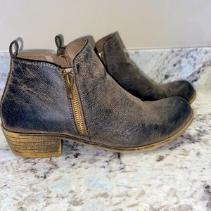 Jessica Cline destressed booties size 8